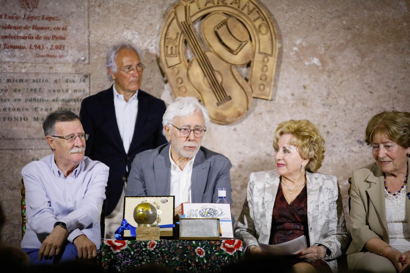 Entrega de Anagrama de Oro y Brillantes de la Ciudad de Almería a Andrés Caparrós en imágeness