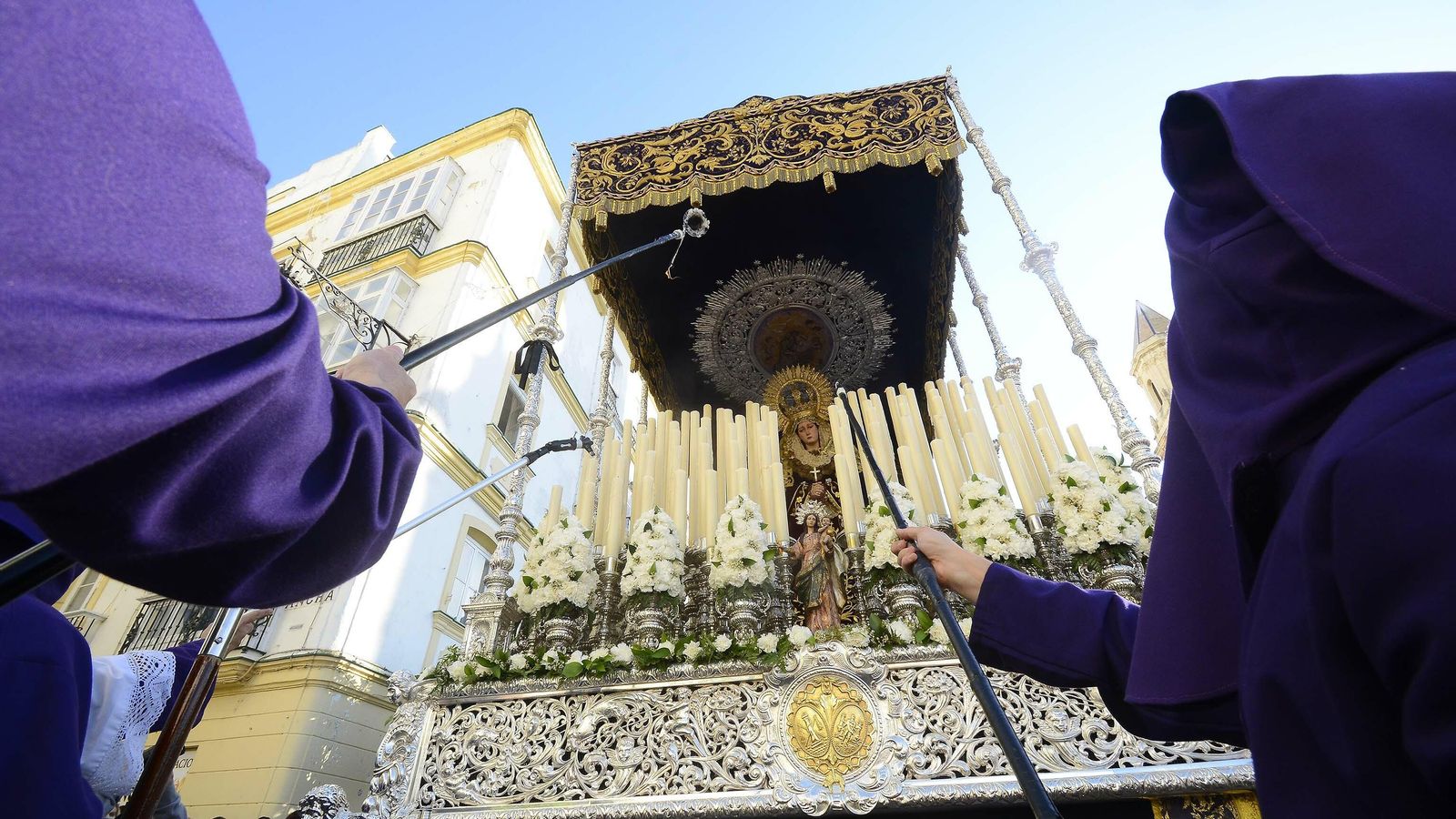 María Santísima de las Lágrimas, en la esquina entre la plaza de San Antonio y la calle Ancha.