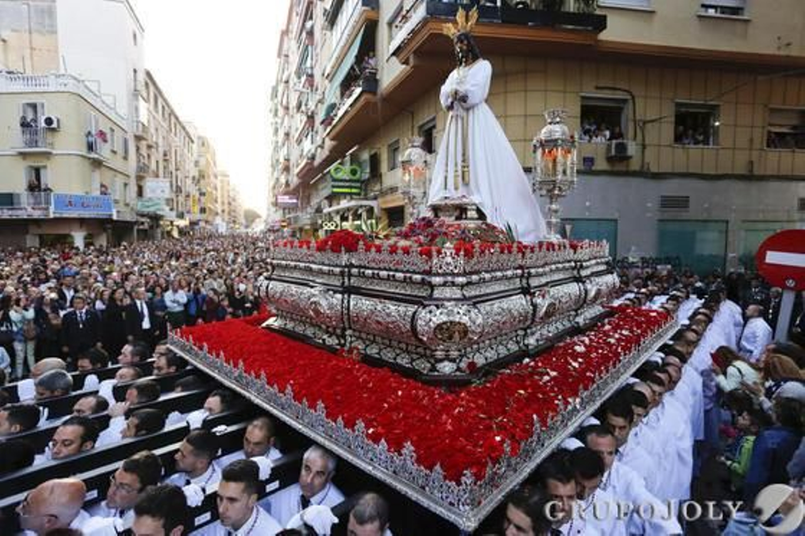 Crucifixión, Gitanos, Dolores del Puente, Pasión, Estudiantes y Cautivo protagonizaron una jornada en claroscuro./ Javier Albiñana