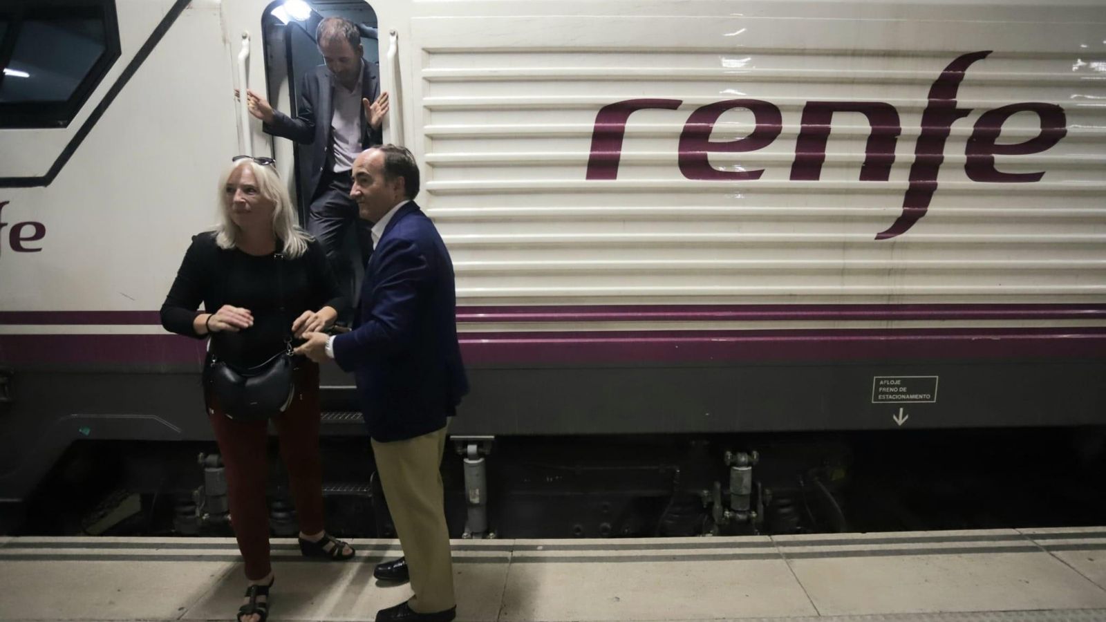 Iveta Radicova, la coordinadora europea del Corredor Mediterráneo, y Gerardo Landaluce, en la estación de Algeciras en 2022.