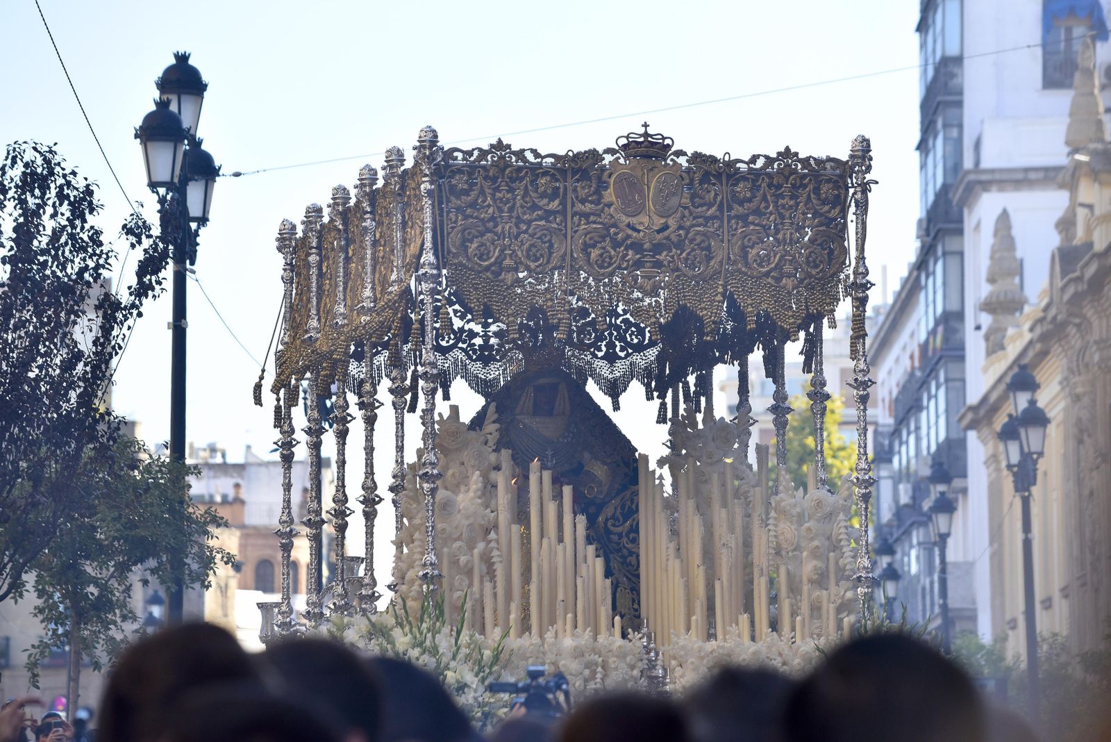 El regreso de la Esperanza de Triana, en imágenes