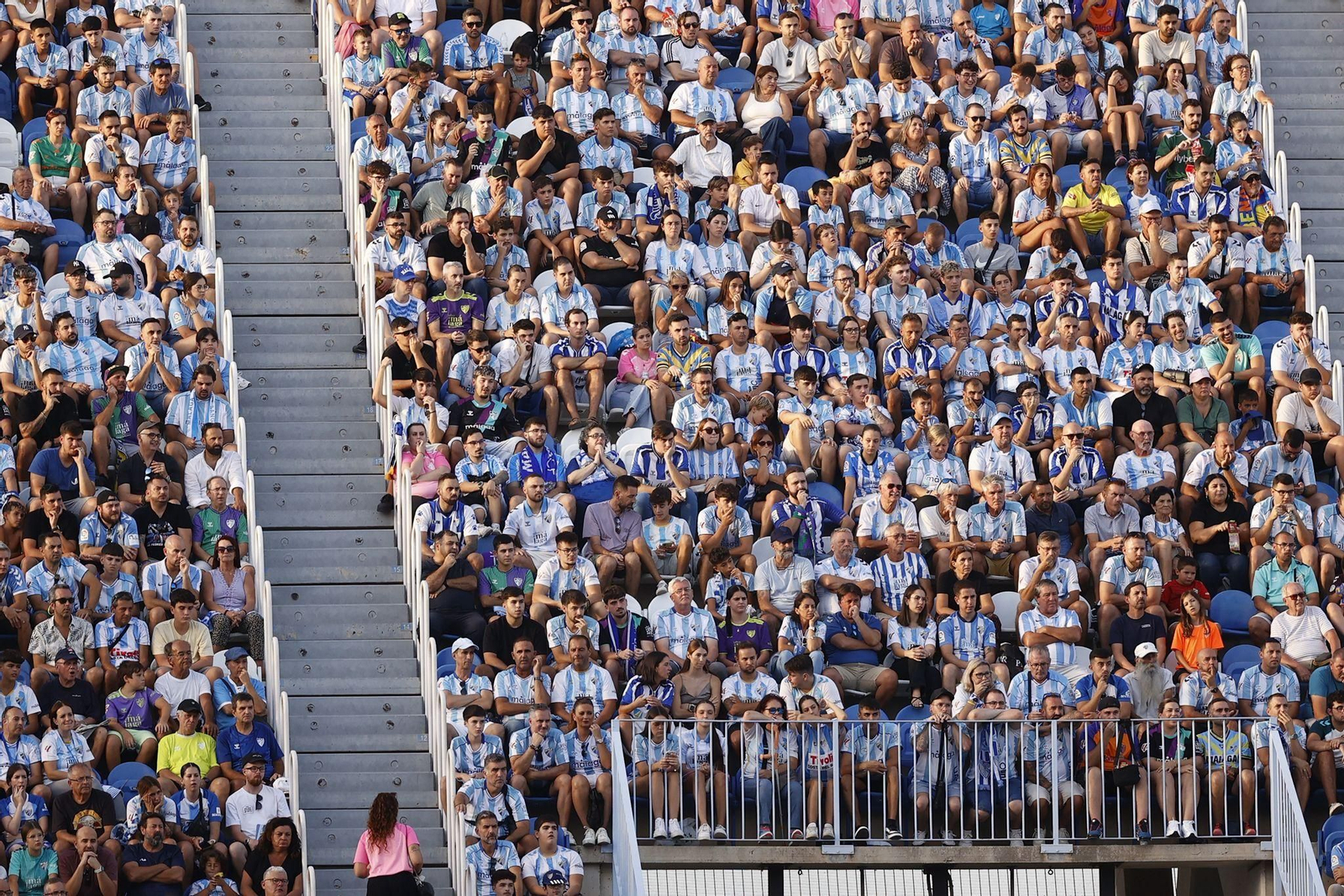 Búscate en las gradas de La Rosaleda durante el Málaga CF-Cádiz