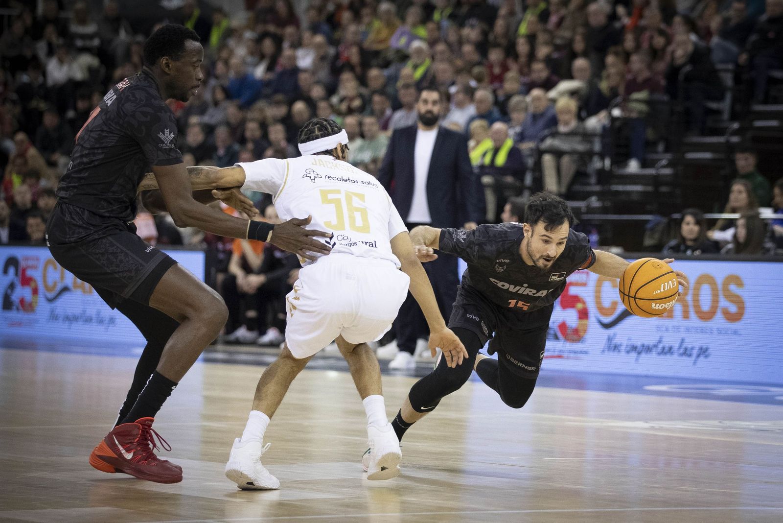 Lluís Costa trata de superar a Jackson.