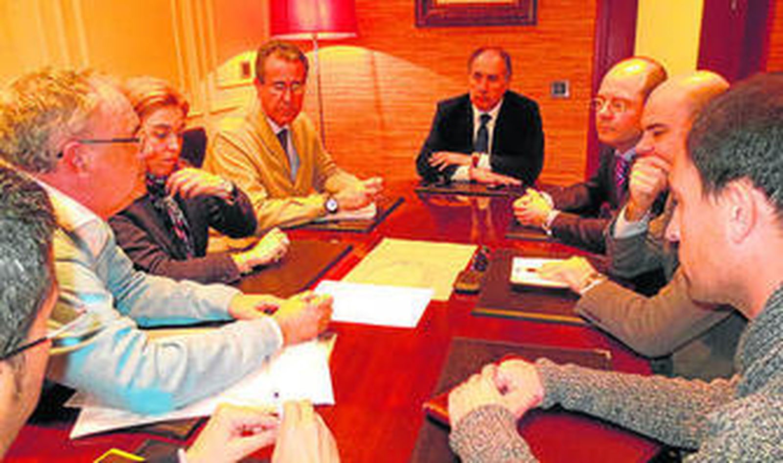 Responsables municipales y de Grupo Alonso, durante la reunión ayer.