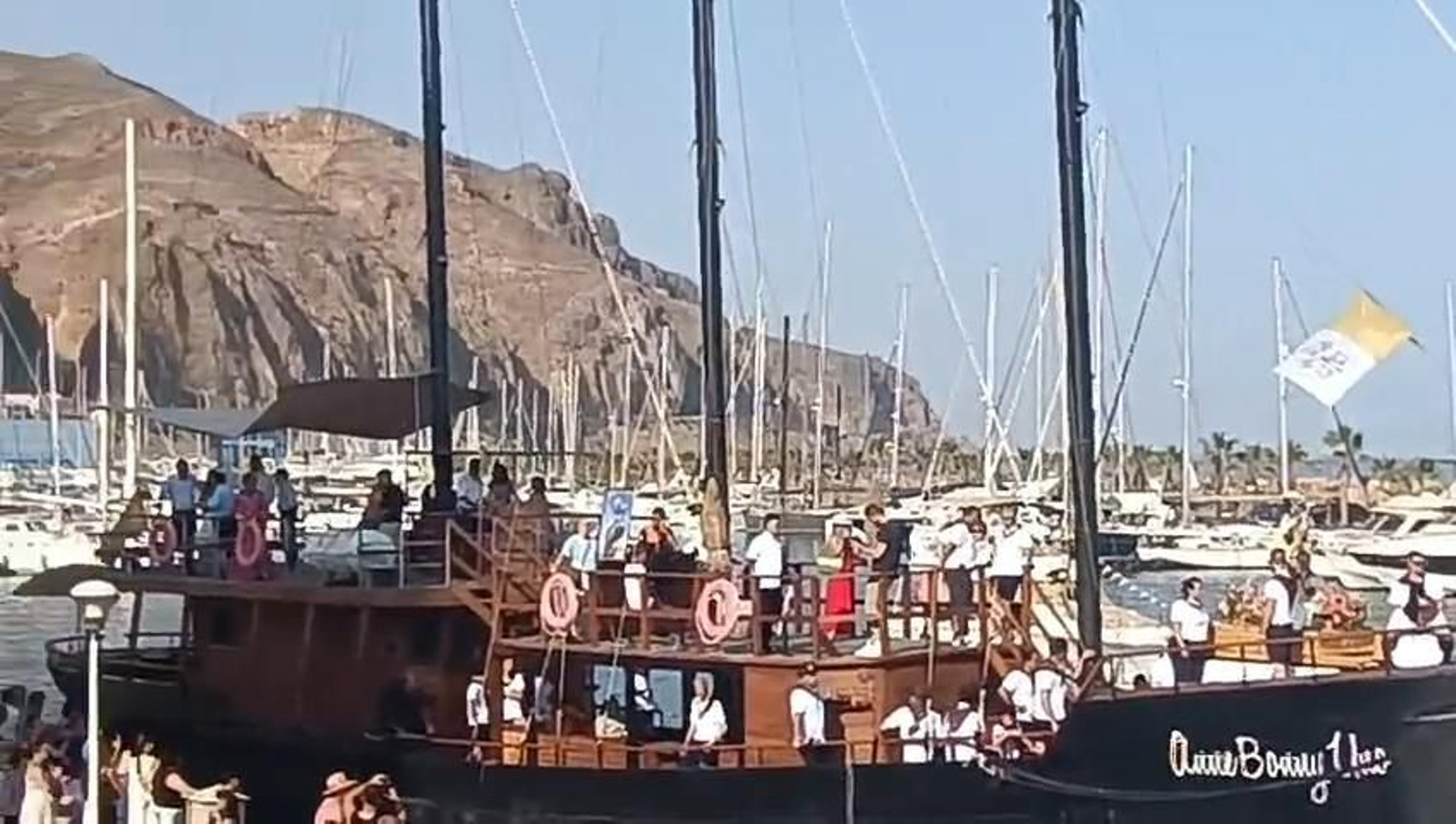 La Virgen del Carmen zarpa del puerto de Aguadulce