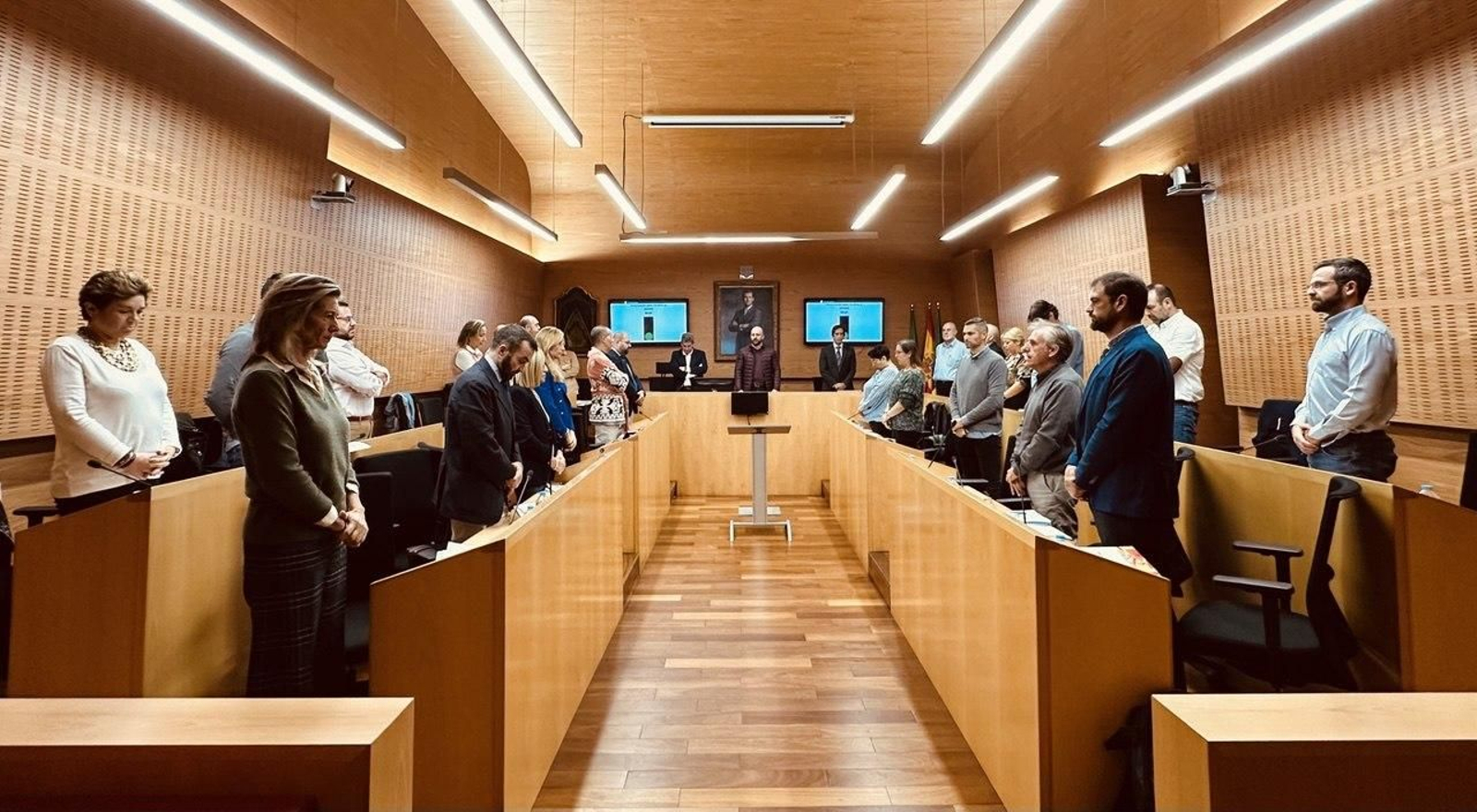 Una imagen del minuto de silencio al inicio del pleno ordinario. Una imagen del minuto de silencio al inicio del pleno ordinario.