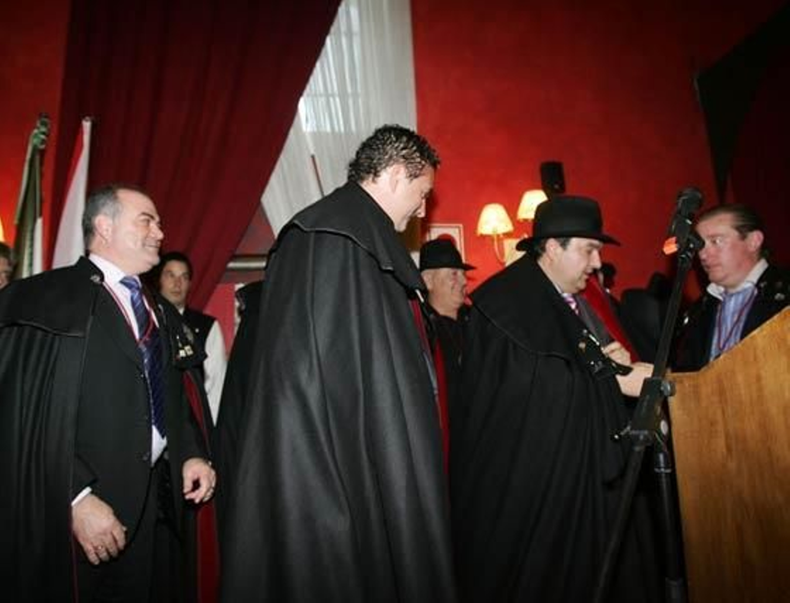 El Hotel Los Jándalos acoge la ceremonía de investidura de Emilio Viquiera, director deportivo del Xerez, como nuevo cofrade honorífico de la Cofradía del Botillo

Foto: Pascual