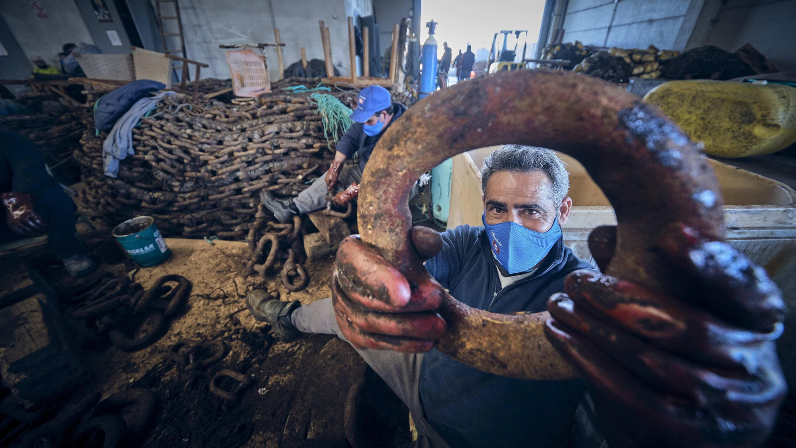 Un almadrabero mostrando las piezas utilizadas para calar las redes que conforman el laberinto de redes.