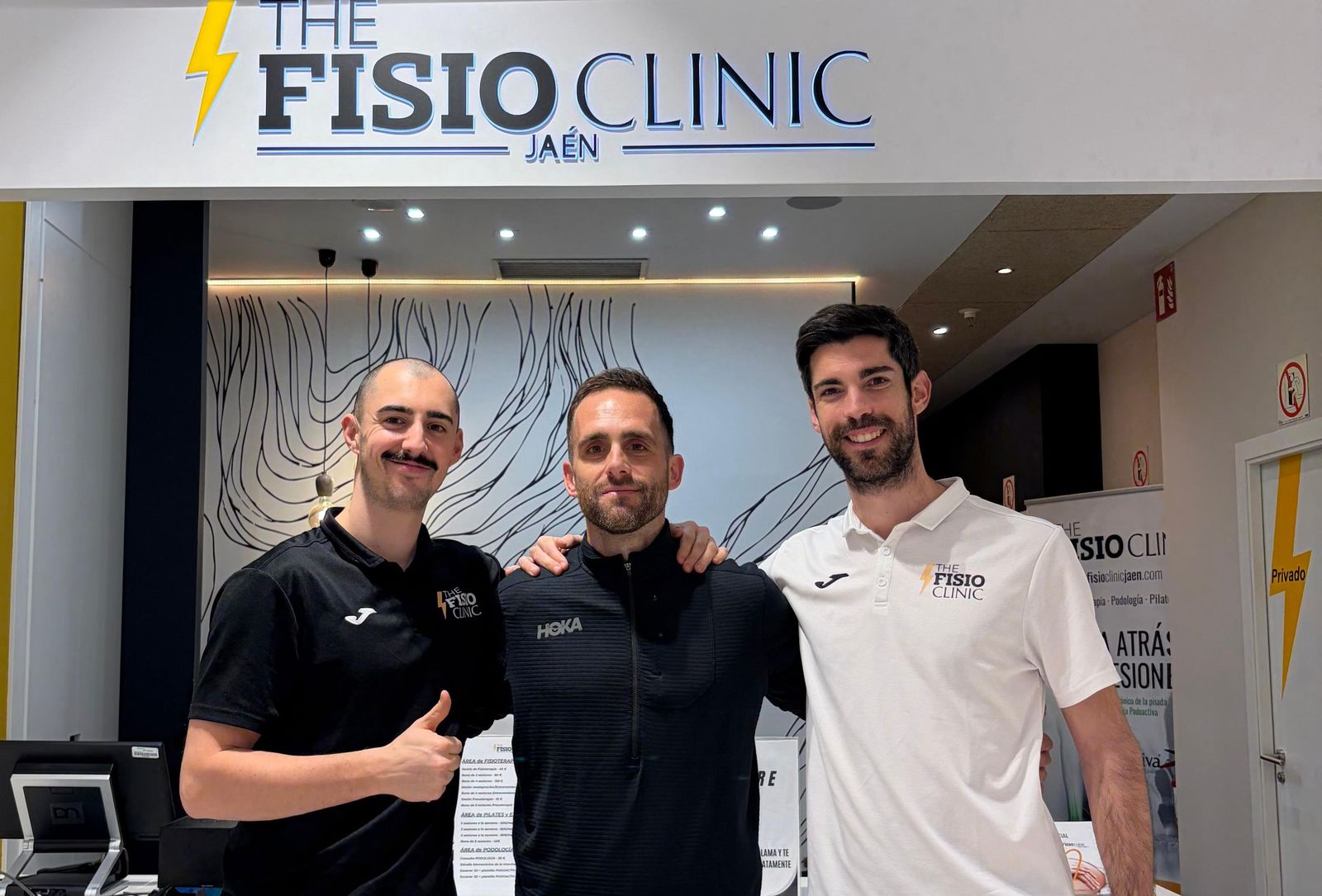 Jesús Medel, a la izquierda, y Carlos Rojas, a la derecha, junto al atleta Sebas Martos.