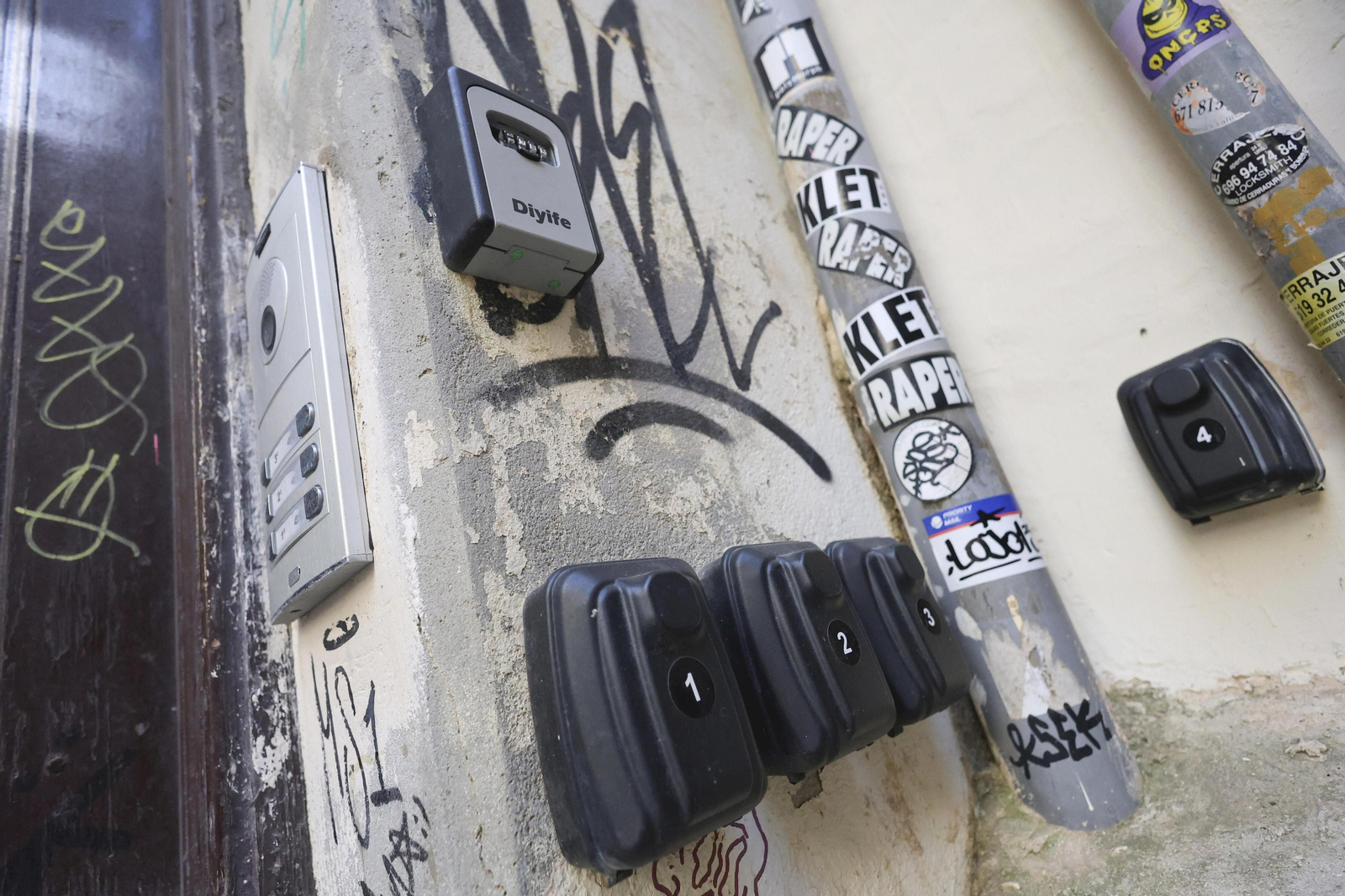 Los candados para las llaves de pisos turísticos acaparan verjas y fachadas del Centro