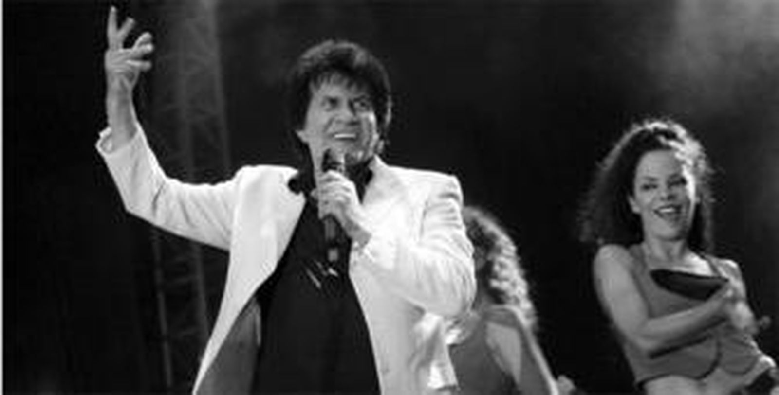 Georgie Dann, con su sonrisa impecable y muy bien acompañado, pone al respetable a bailar, ayer, en el real del Cortijo de Torres.