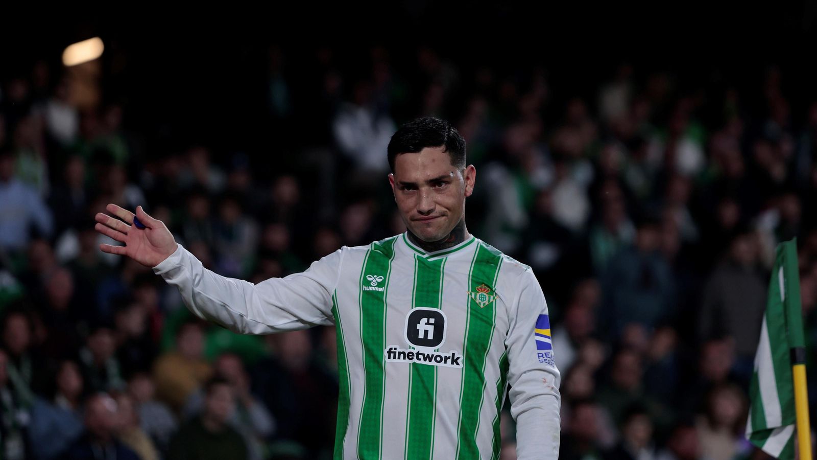 Chimy Ávila se queja de una situación del juego.