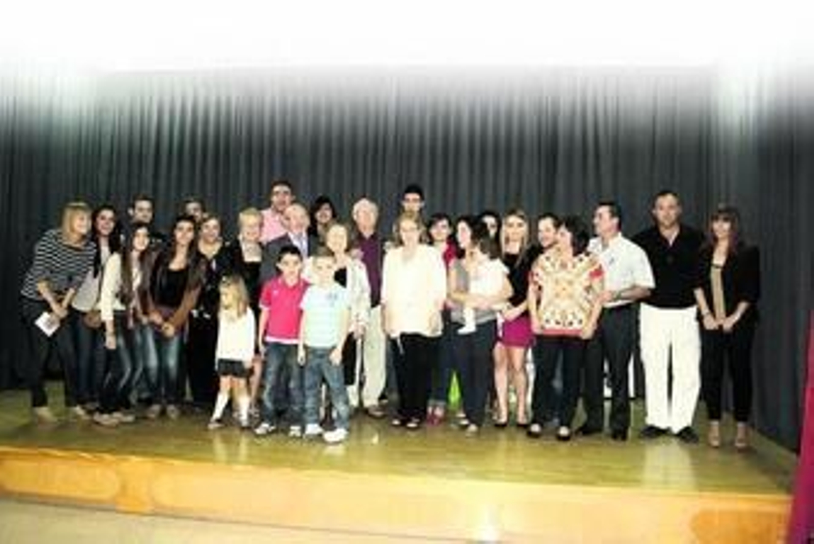 Aurora Cantón, rodeada por su familia.