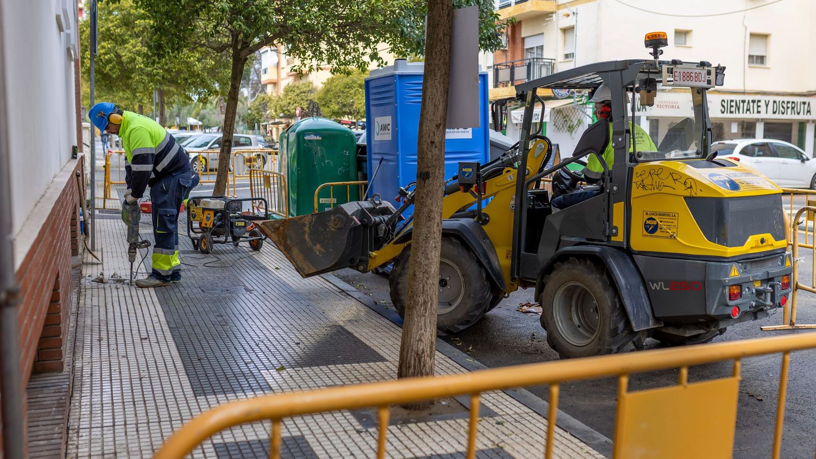 Un operario trabaja en la calle Escritor Luis Manzano.