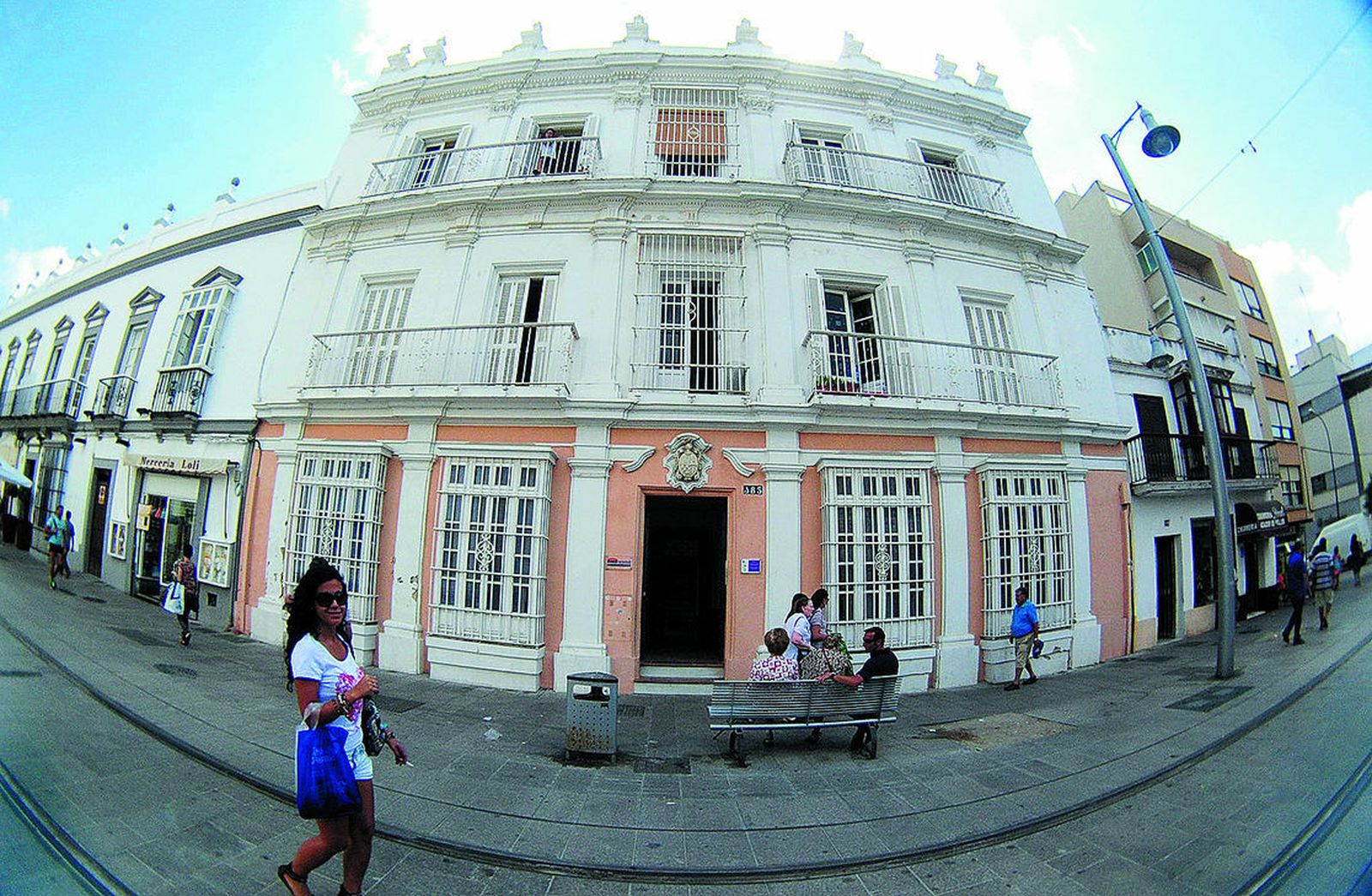 Fachada principal de la Casa Micolta, en una imagen de archivo.