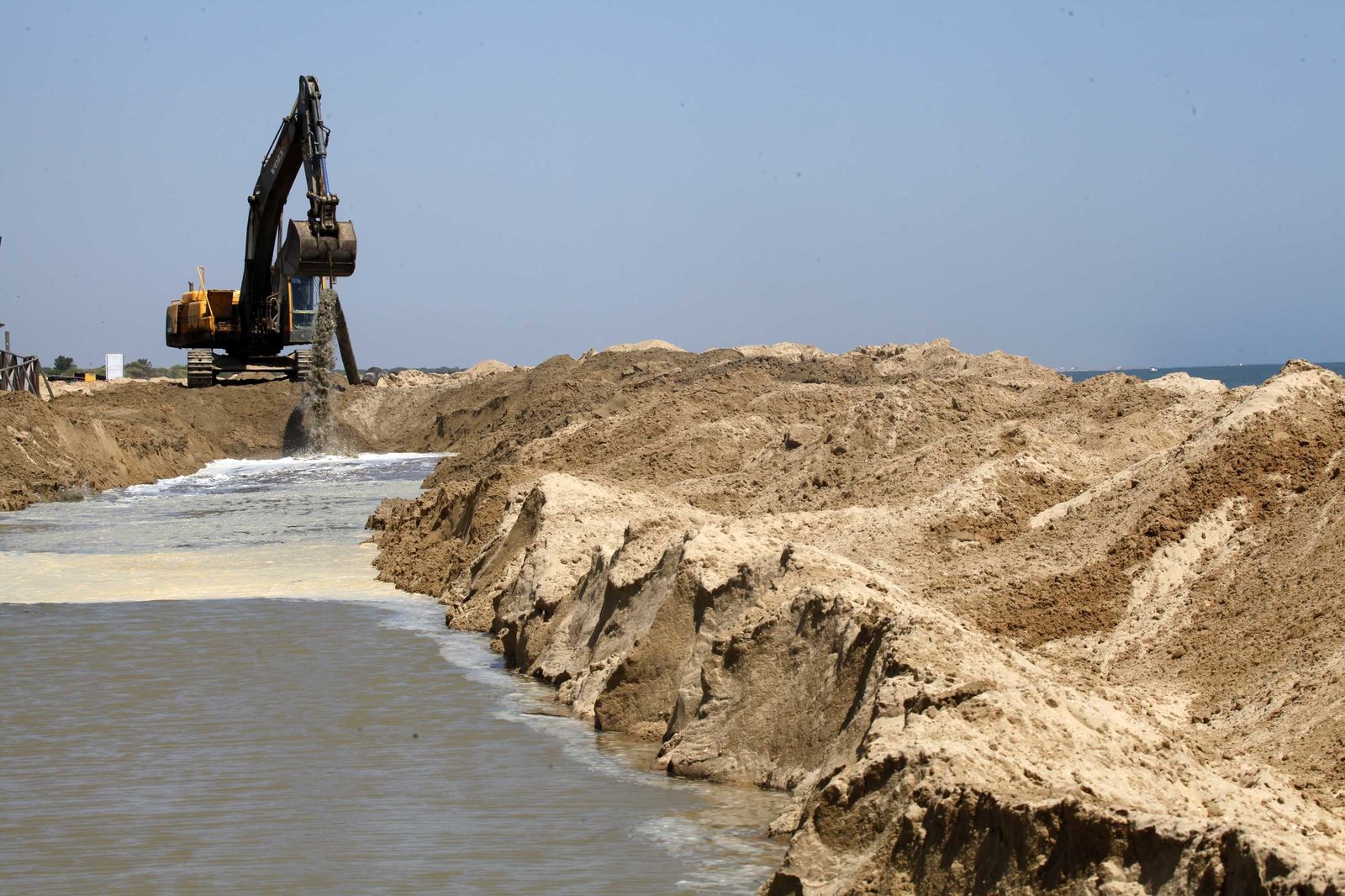 El inicio de los trabajos de regeneración de la arena en la playa de El Portil