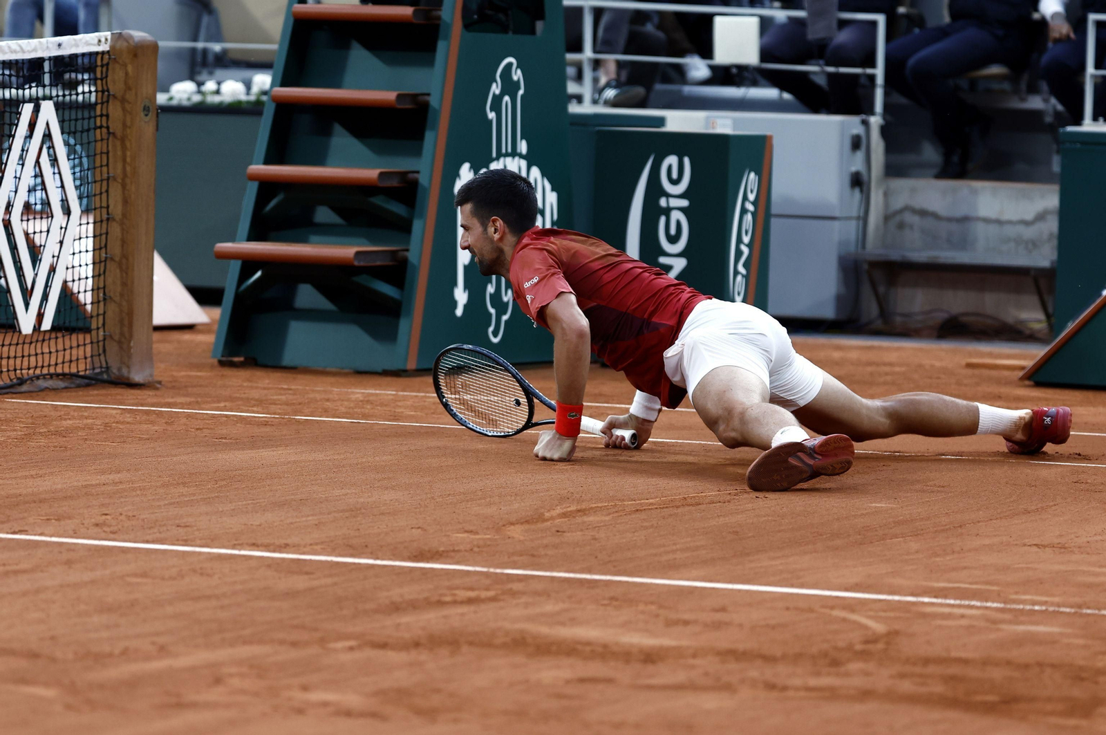 Djokovic cae durante el partido contra Cerúndolo.