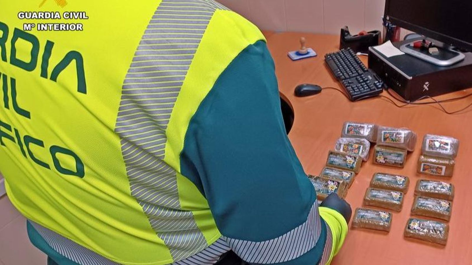 La droga intervenida al camionero.