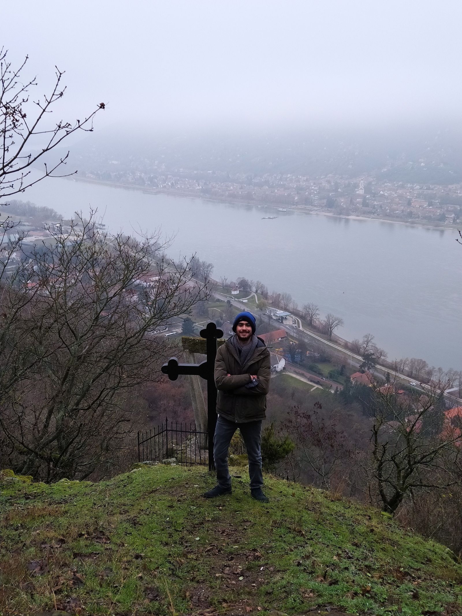 Carlos Rico en una colina en la que se contempla el paso del Danubio por Budapest.