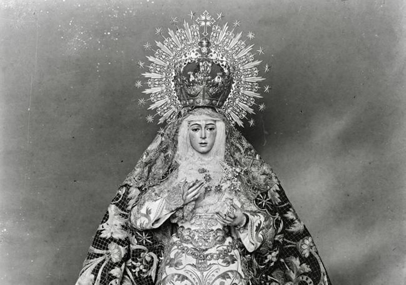 La inconfundible impronta de la Macarena -forjada definitivamente en los años 20- debe algunas claves de su atavío al influjo de Joselito El Gallo. La inconfundible impronta de la Macarena -forjada definitivamente en los años 20- debe algunas claves de su atavío al influjo de Joselito El Gallo.