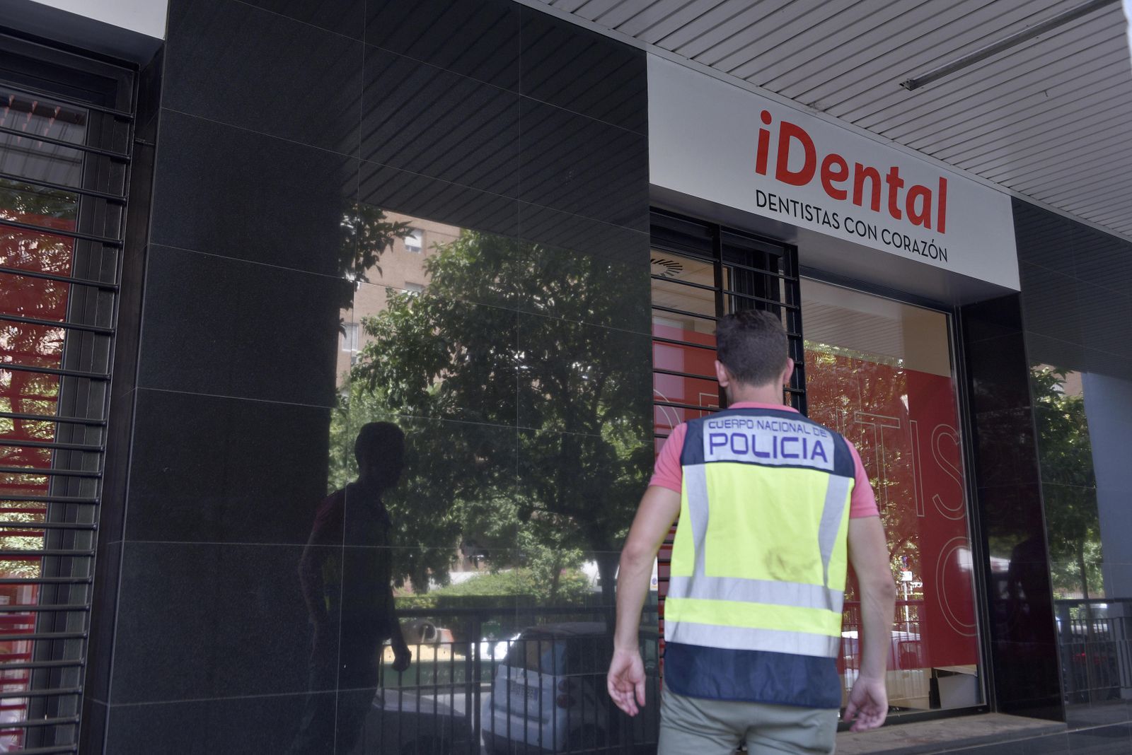 Un agente policial durante una intervención en Idental