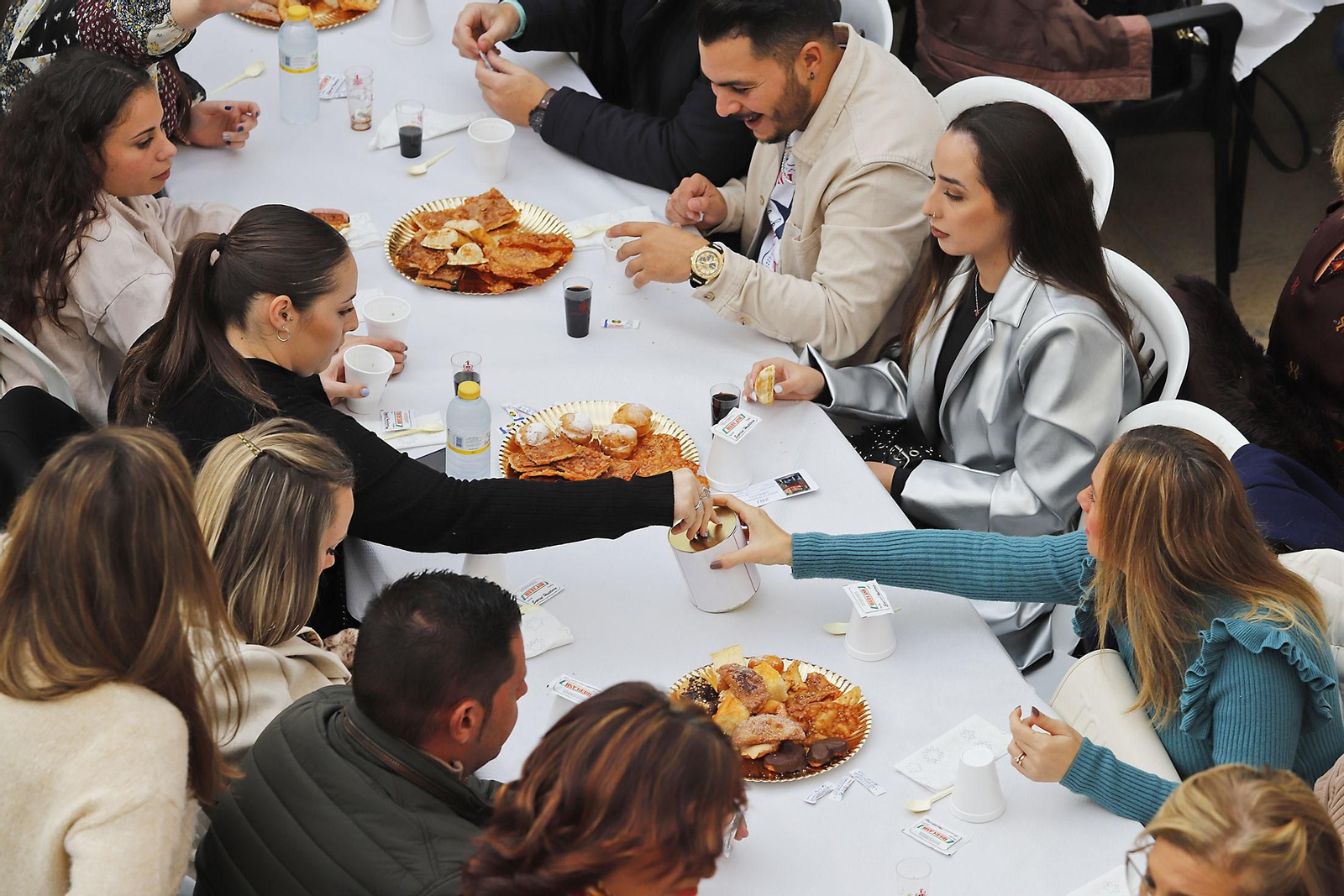 Imágenes de la zambomba en la Hermandad de Emigrantes