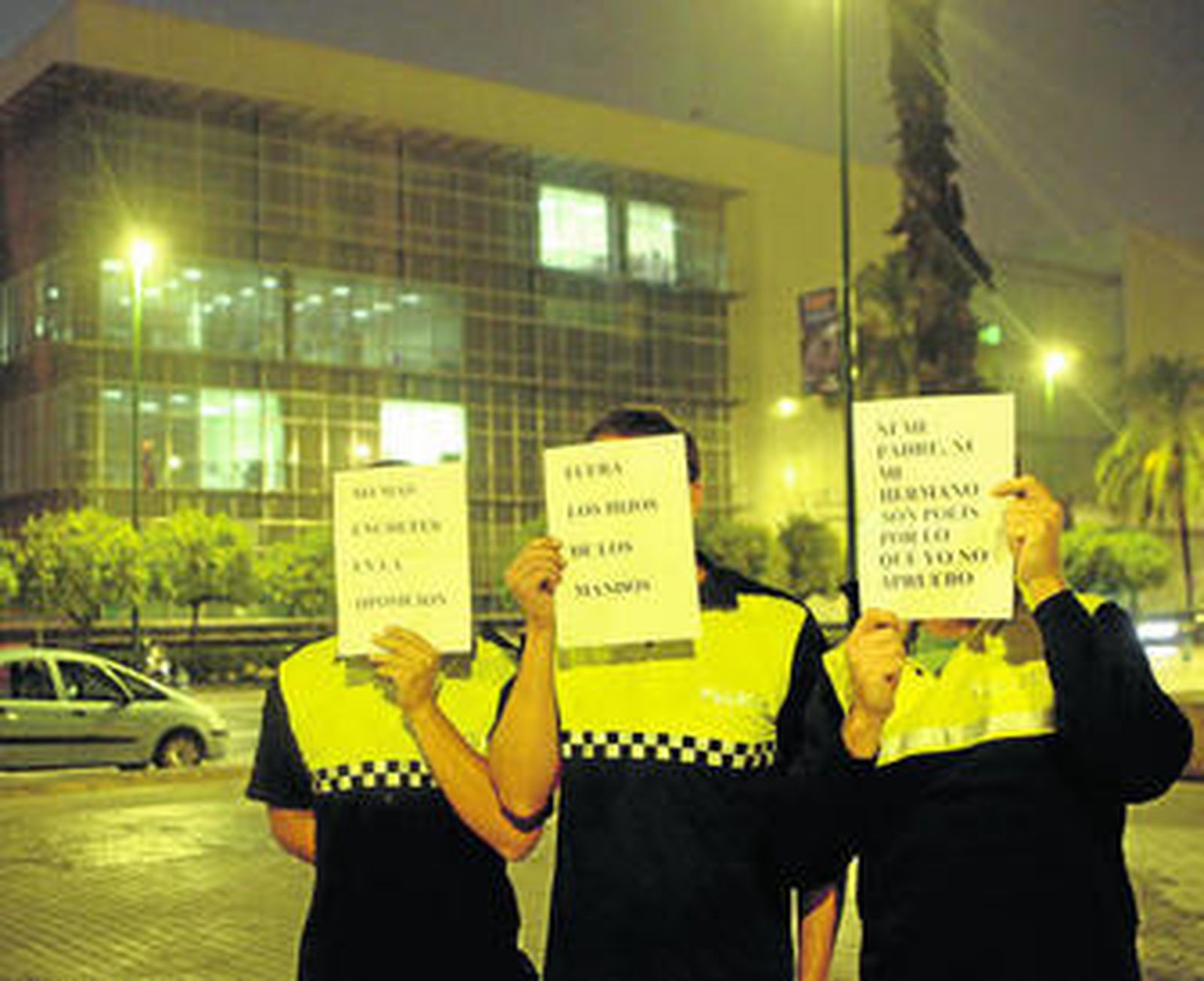 Tres aspirantes a policías durante una protesta ante la sede de la Jefatura de la Ranilla.