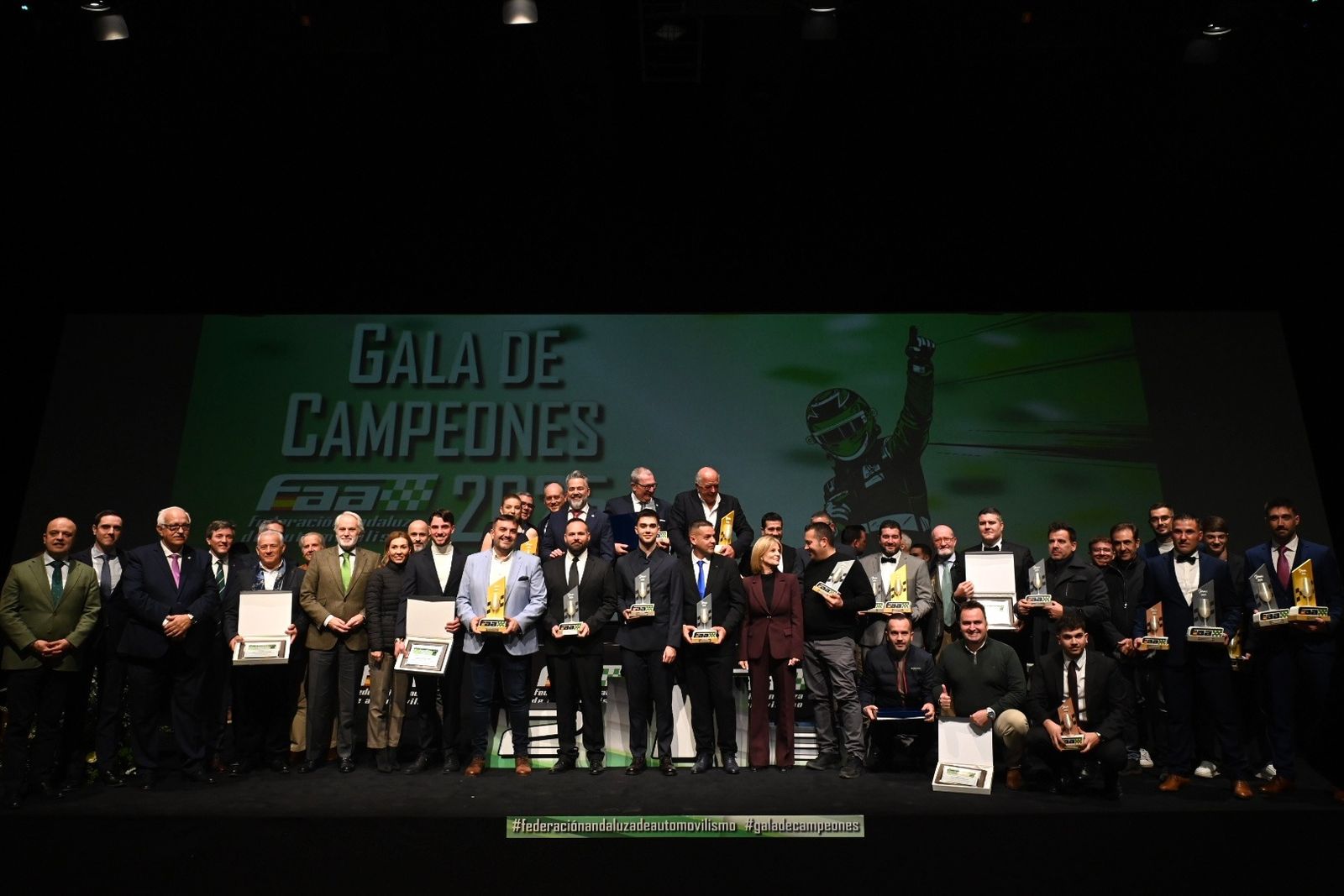 Todos los premiados, en la foto final del acto.