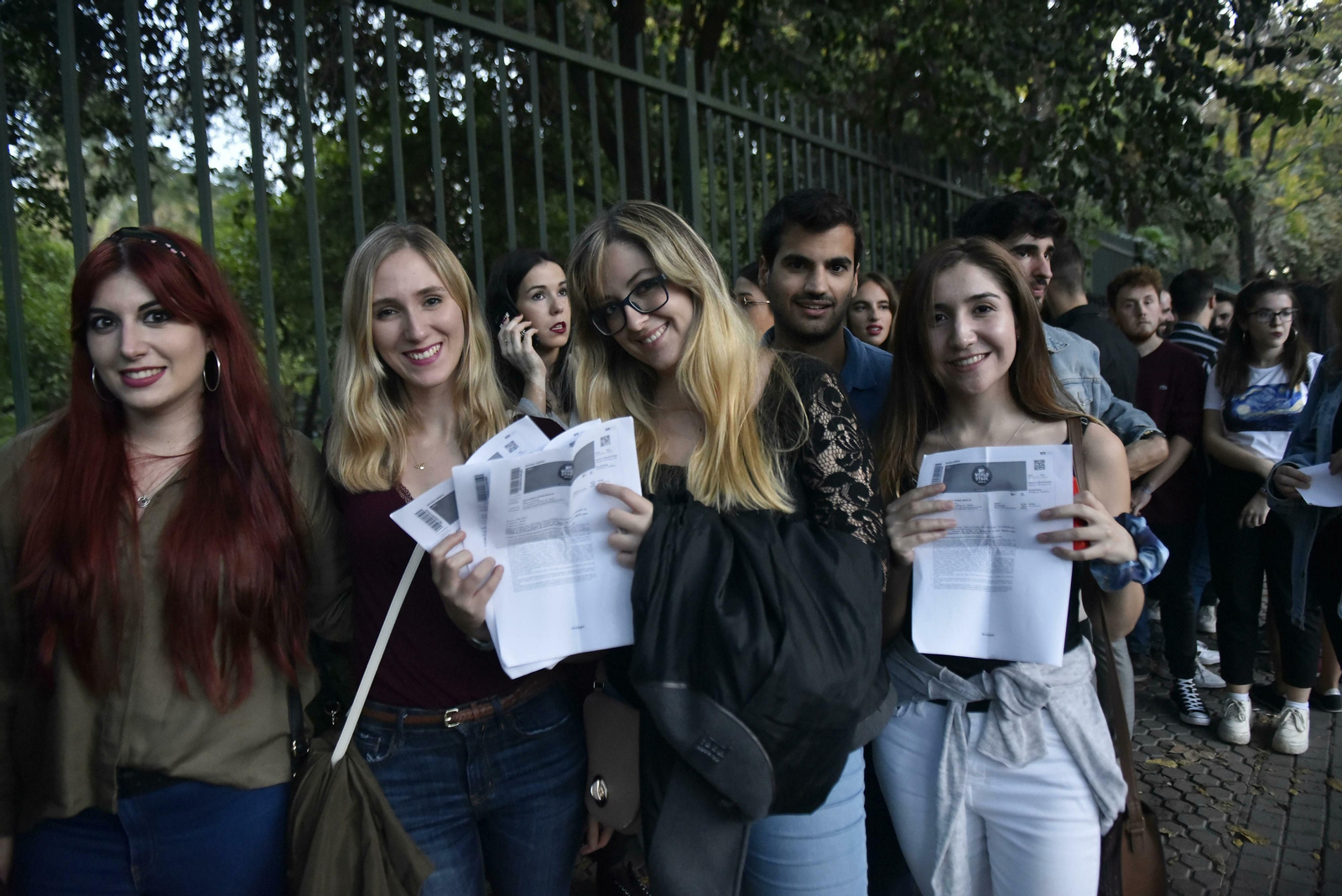 Público esperando para entrar al concierto de GreenDay.