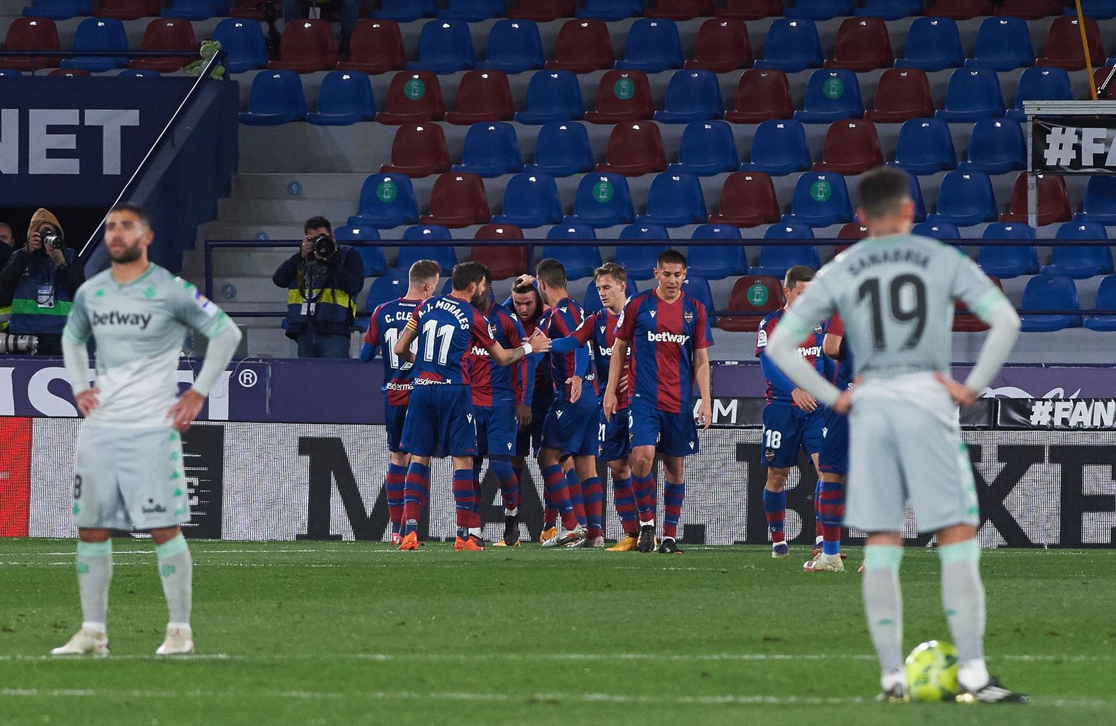 El Levante festeja el cuarto gol ante Fekir y Sanabria.