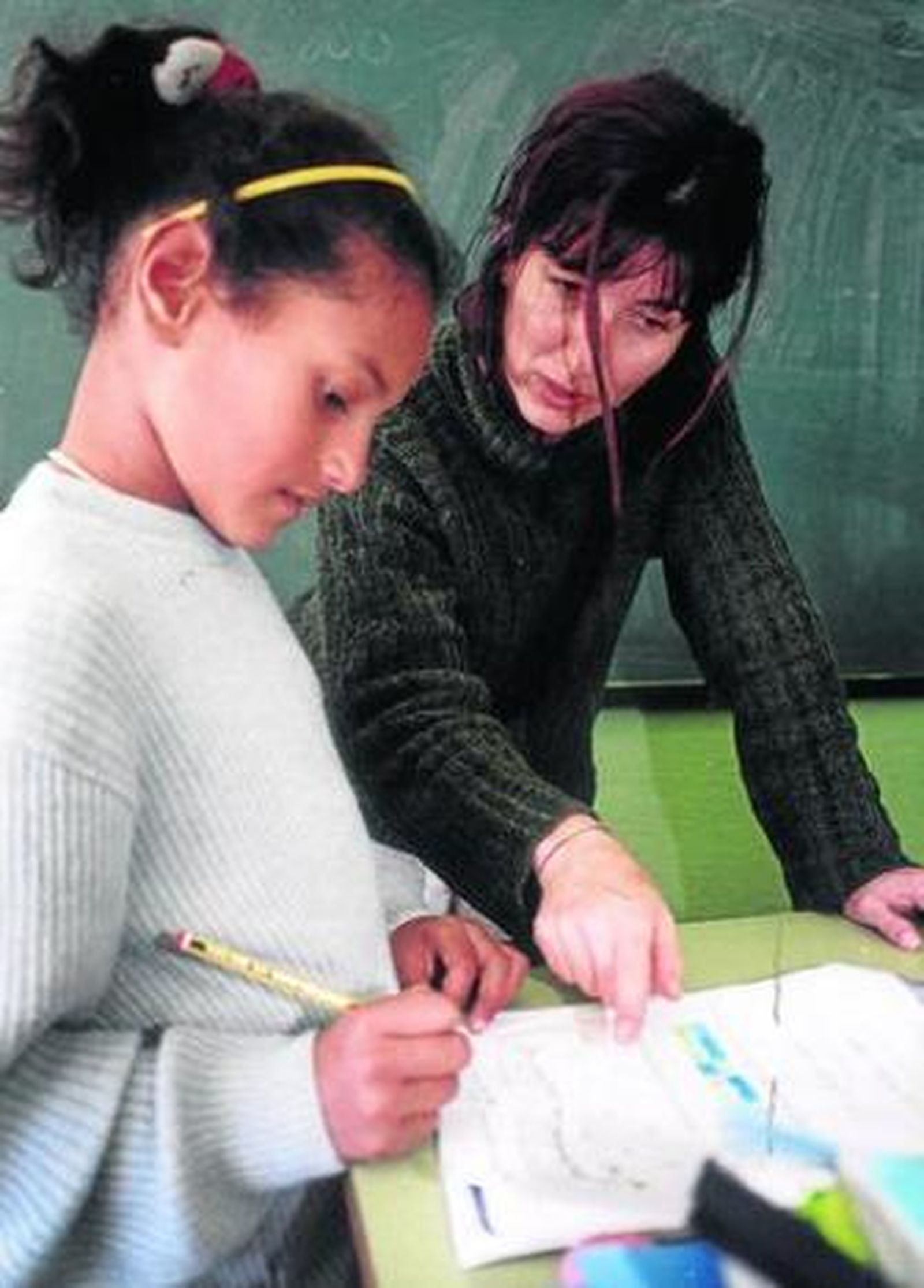 Una alumna inmigrante aprende español en un aula de ATAL.