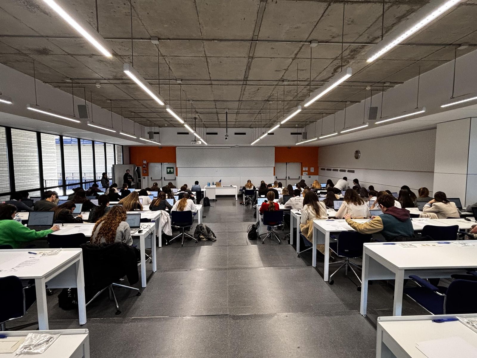 Los aspirantes durante el examen.
