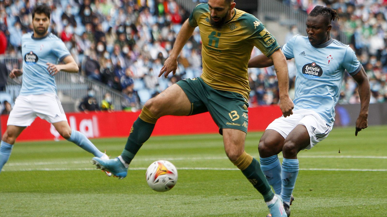 Borja Iglesias intenta controlar ante Aidoo.