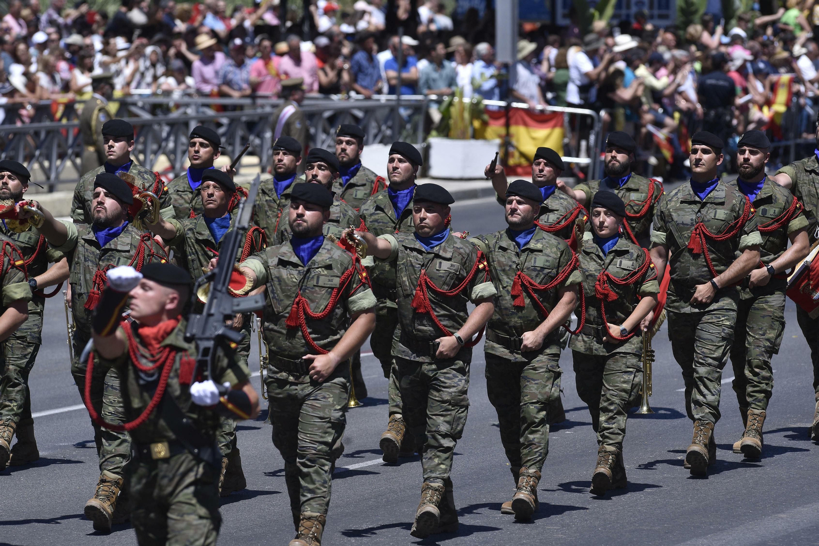 Las imágenes del desfile del Día de las Fuerzas Armadas en Sevilla