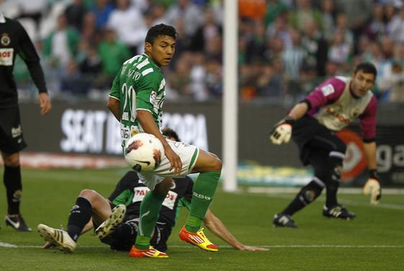 El Betis pierde una oportunidad para distanciarse del descenso y hundir al Racing de Santander (1-1). / Antonio Pizarro