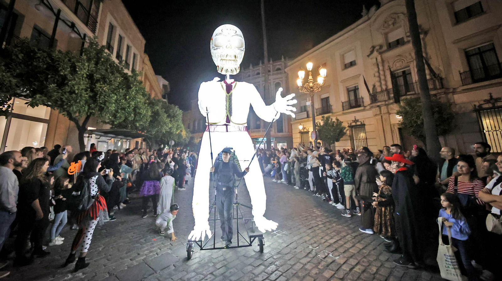 El desfile de Halloween llena las calles de Jerez