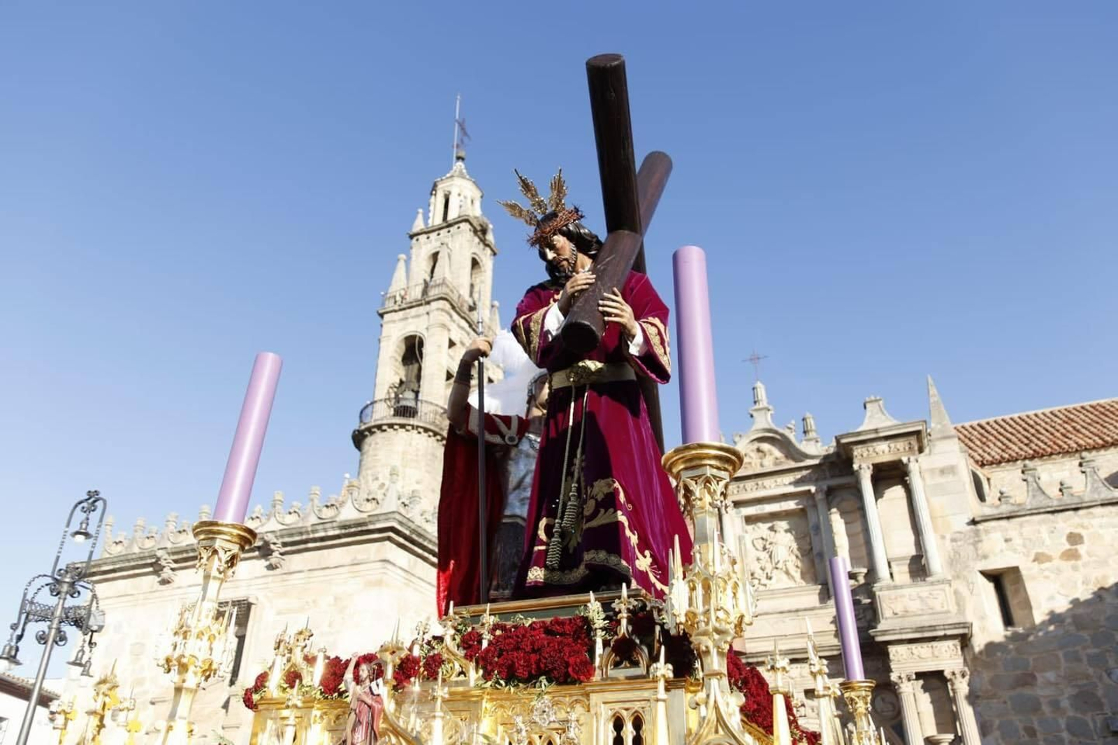 Viernes Santo en Hinojosa del Duque: la procesión de Nuestro Padre Jesús con la Cruz a cuestas en imágenes Viernes Santo en Hinojosa del Duque: la procesión de Nuestro Padre Jesús con la Cruz a cuestas en imágenes