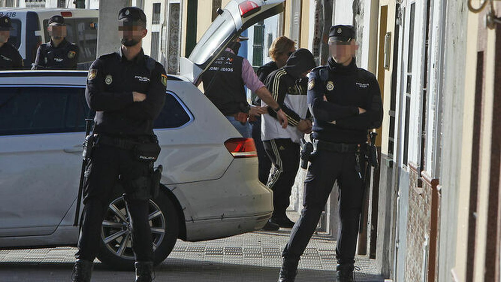 Uno de los acusados llega a la casa donde se cometieron los crímenes