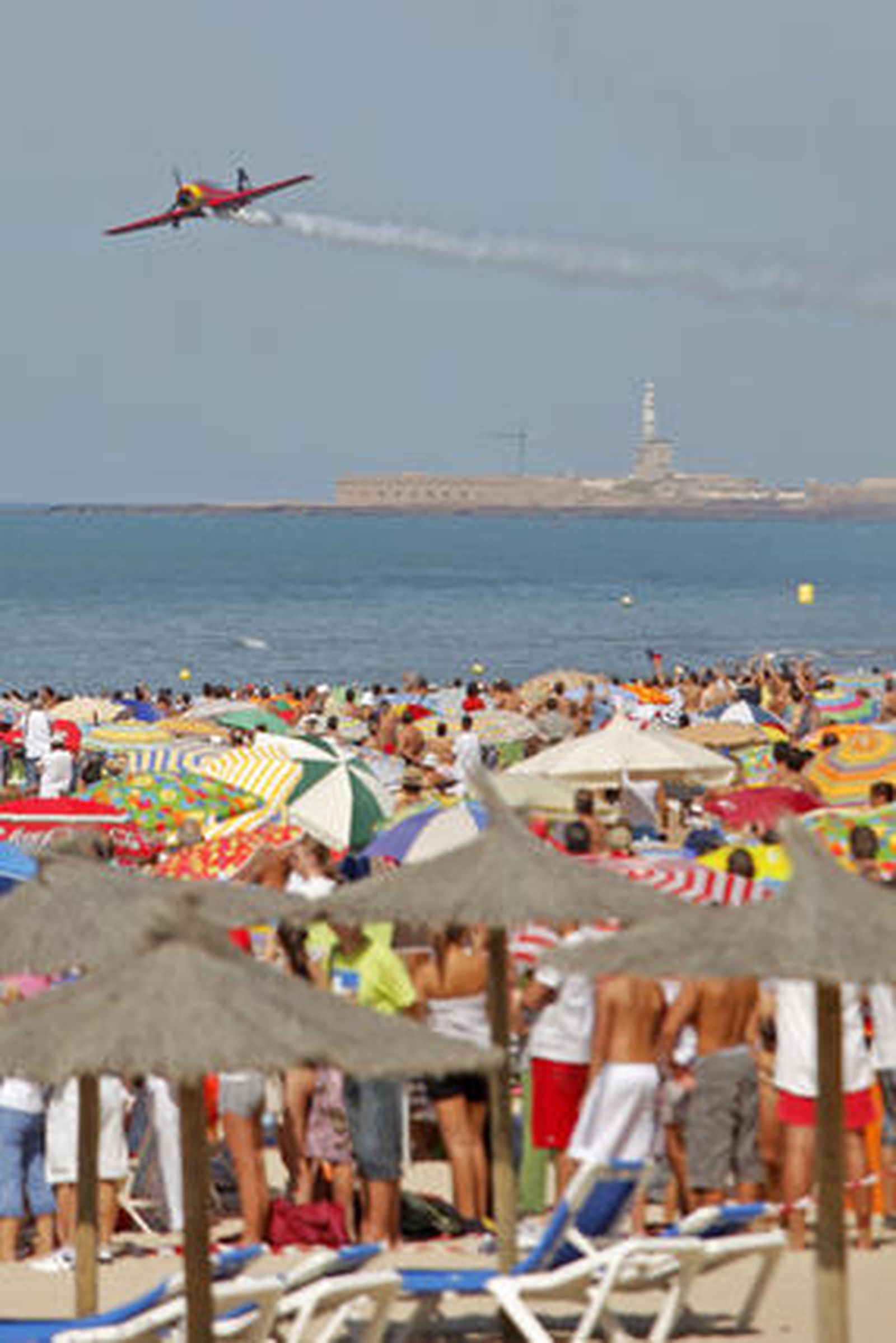 190.000 personas disfrutan del III Festival Aéreo en la playa de la Victoria. /Foto: Jesús Marín