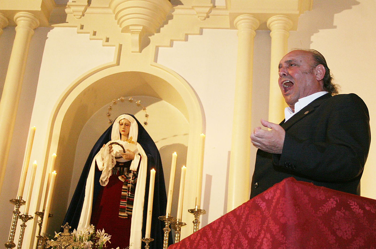 Eduardo Hernández Garrocho en la ermita de la Soledad, el mismo que abrió la Exaltación a la Saeta en la Concepción  en 1994.