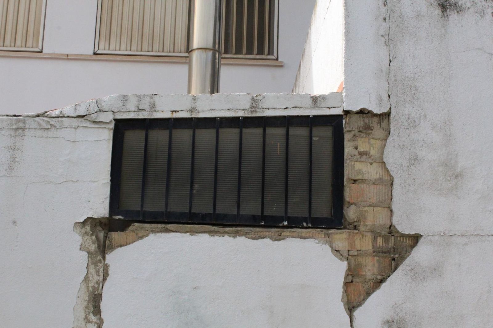 Los muros del instituto presentan numerosos desprendimientos.