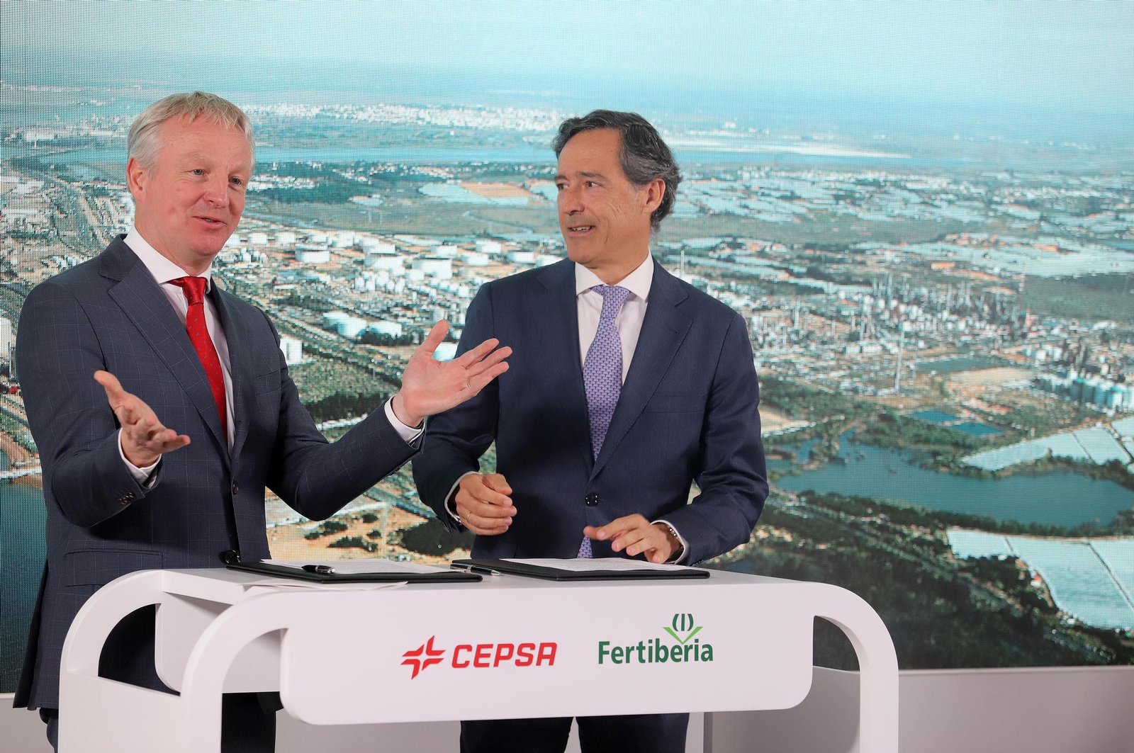 Imágenes de la firma del acuerdo entre Cepsa y Fertiberia para implantar el anillo de hidrógeno verde en Huelva
