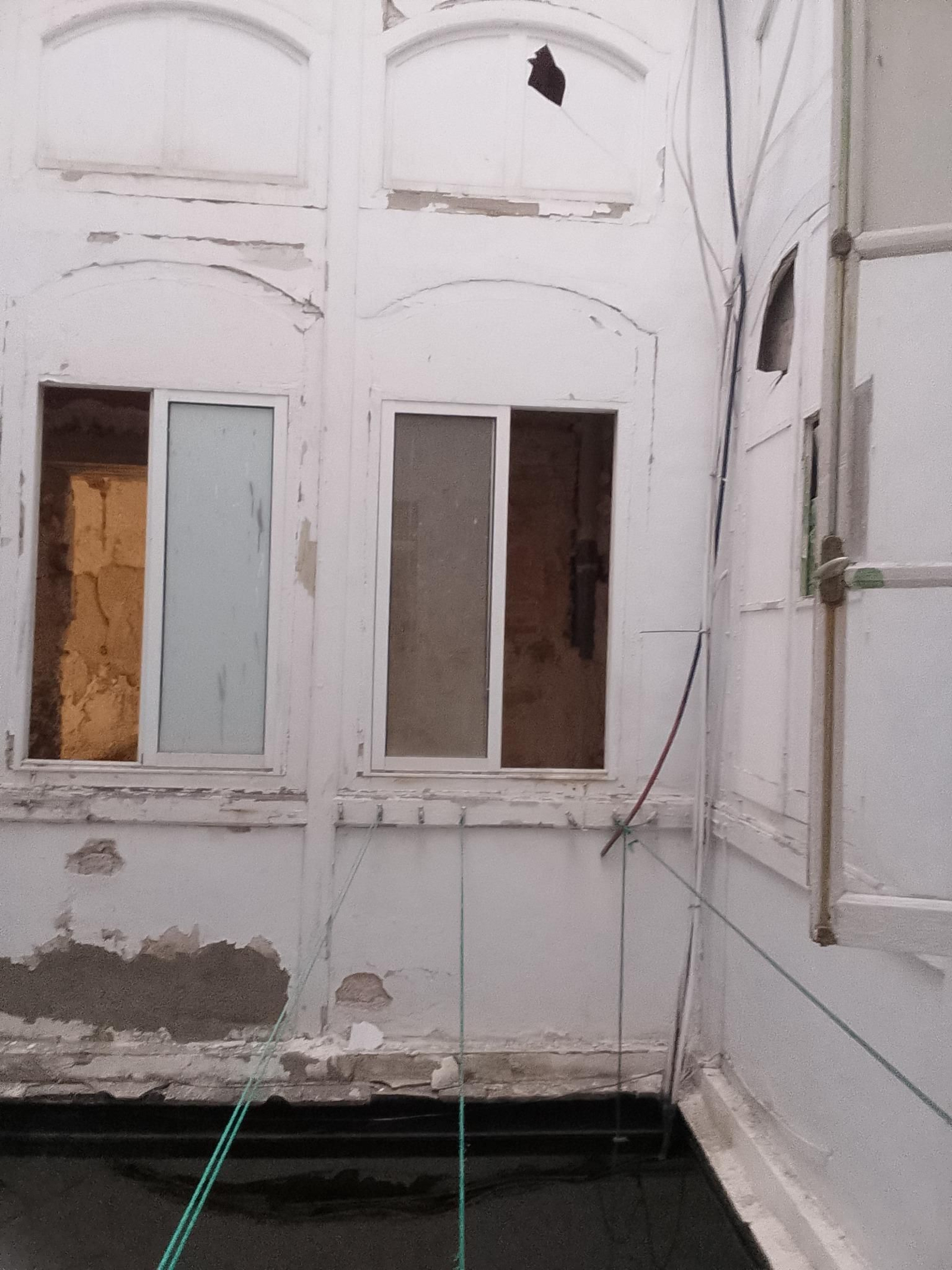 Otro aspecto del lamentable estado en el que se encuentra el patio de la finca. Otro aspecto del lamentable estado en el que se encuentra el patio de la finca.