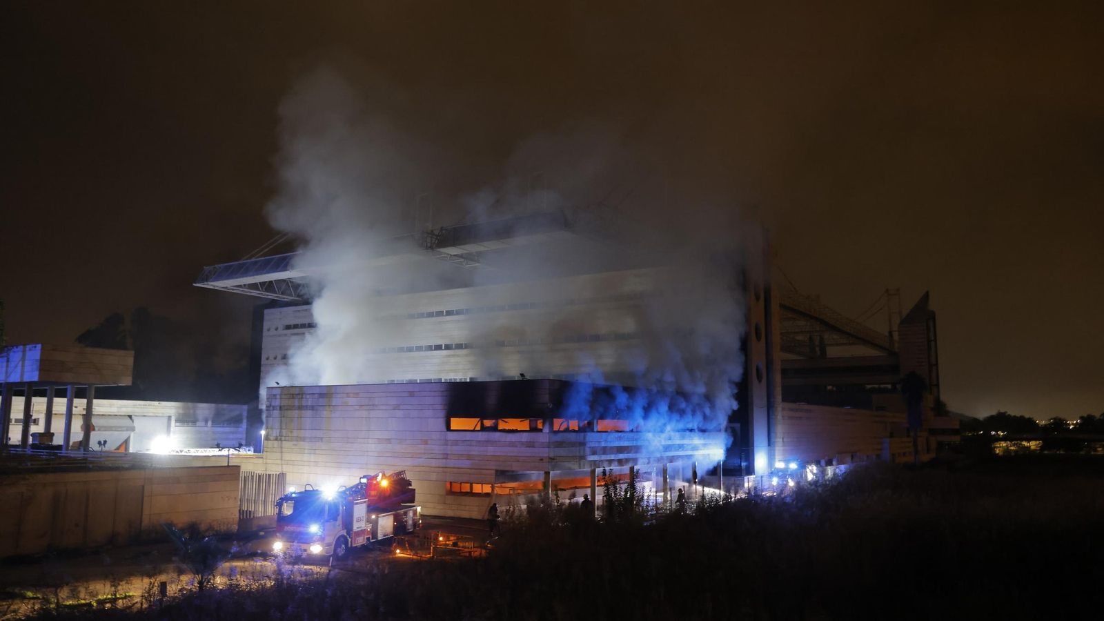 Las fotos del incendio en el Auditorio Rocío Jurado de Sevilla