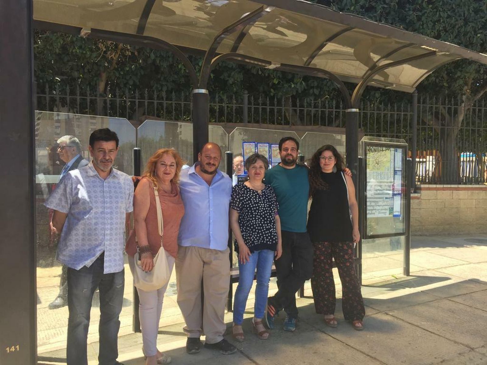 Integrantes de la candidatura de Adelante  Jerez , entre ellos su alcaldable, Raúl Ruiz-Berdejo, en una parada de bus.