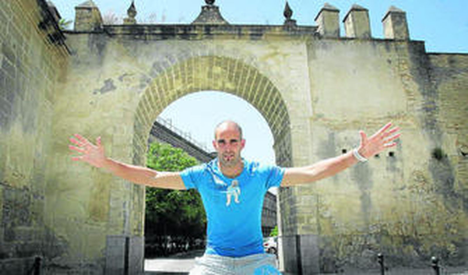 El portero Chema posa delante de un monumento en uno de los reportajes fotográficos protagonizados en su larga etapa como jugador del Xerez.