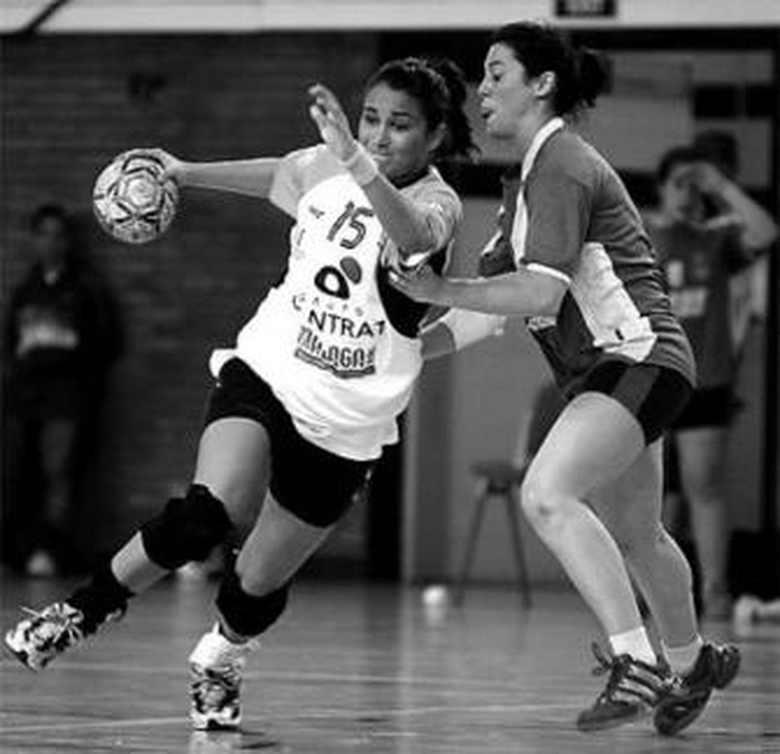 La jugadora del Contrat Mariquilla avanza ante una rival.