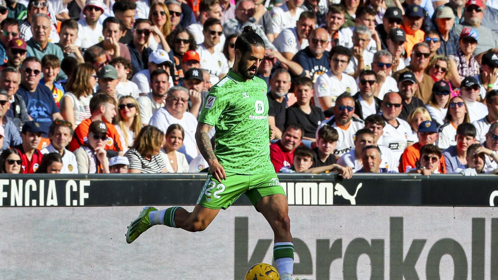Isco golpea el balón durante el encuentro en Mestalla.
