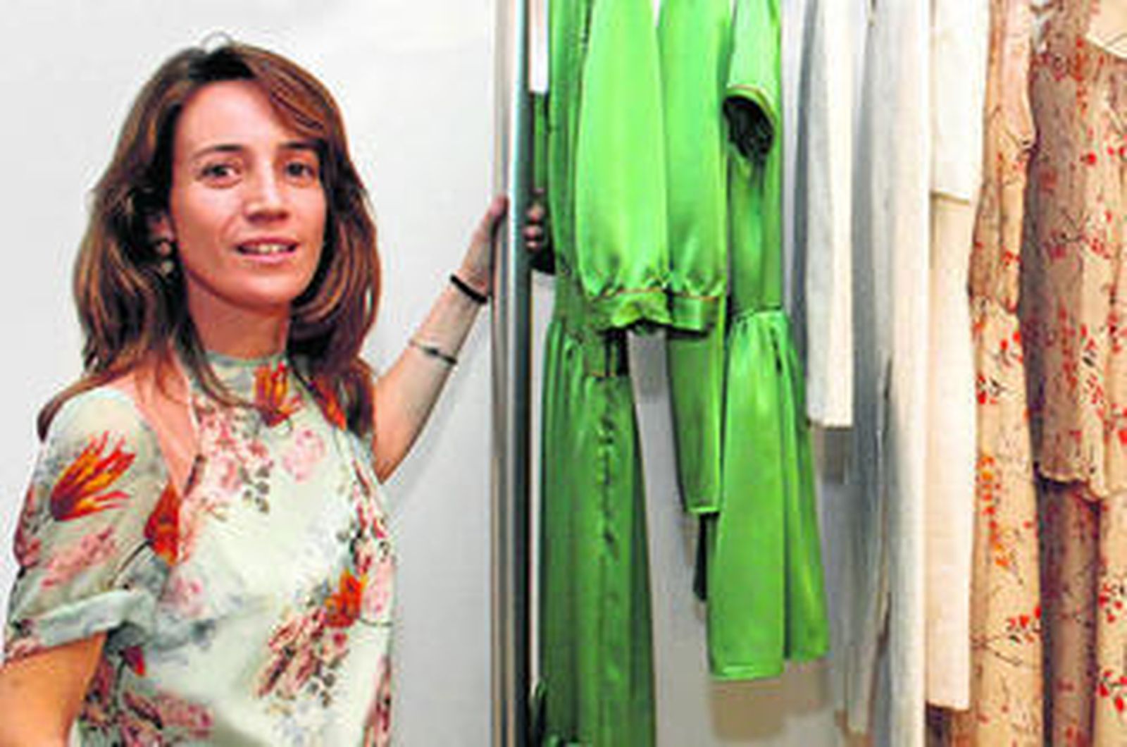 La emprendedora María del Barco posa junto a varios de sus diseños.