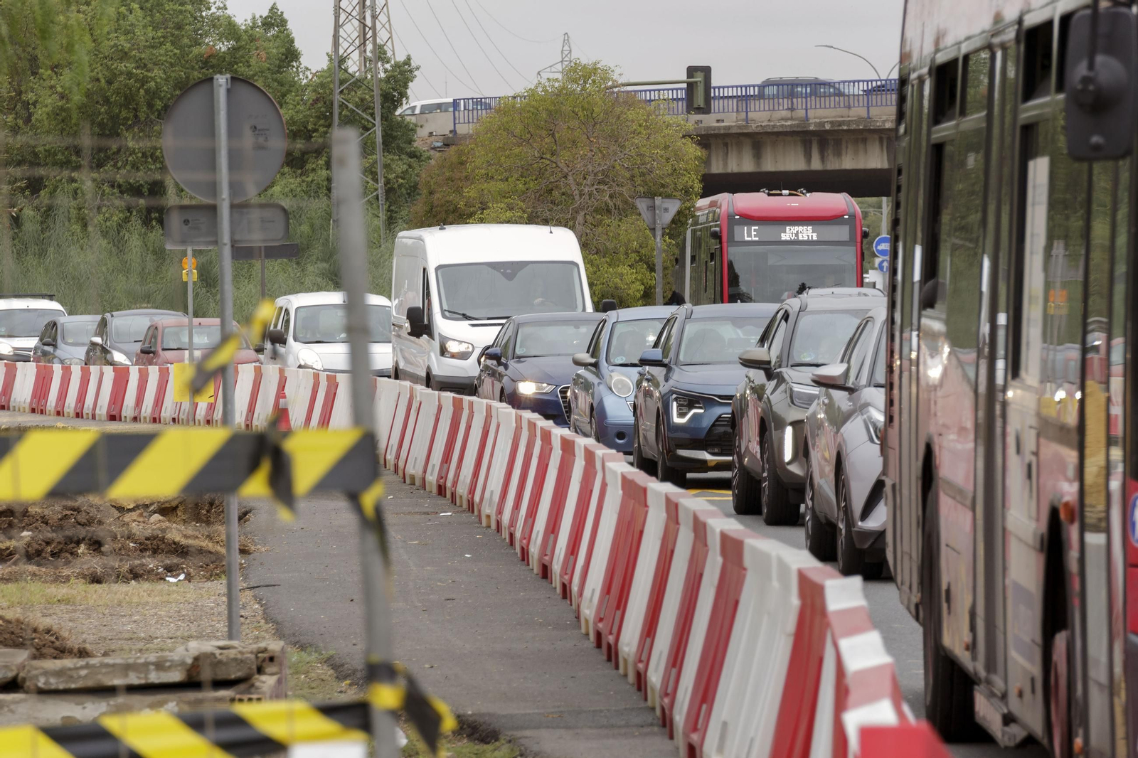 Obras de la construcción del carril del tranvibus que conectará Santa Justa, Sevilla Este y Torreblanca